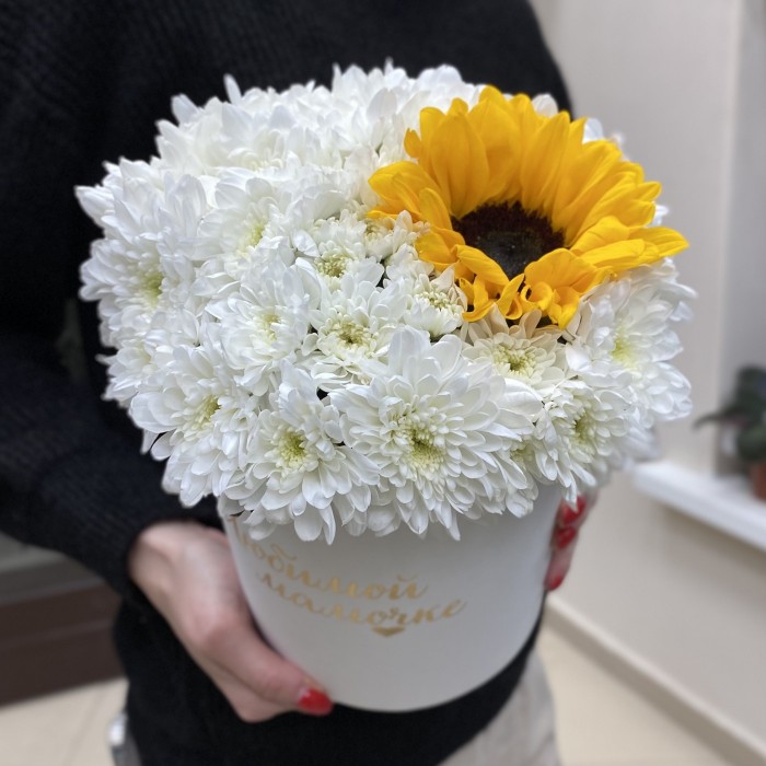 Коробка с хризантемами и подсолнухом Любимой Мамочке